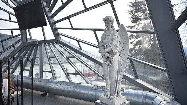 Smuteční síň ve Vsetíně je architektonicky cenná stavba, která slouží už 45 let. V letošním roce ji čeká oprava vstupní terasy, schodiště a výtahu pro imobilní hosty. (březen 2022)