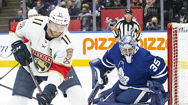 Petr Mrzek v brn Toronto Maple Leafs, sleduje Jonathana Huberdeaua z Florida Panthers.