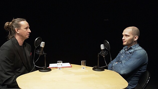 Antonn Honejsek (vpravo) pi naten podcastu Z voleje
