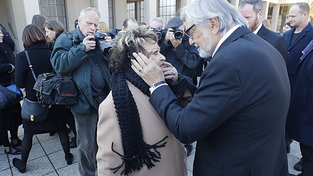 Jiřina Bohdalová a Jiří Bartoška se setkávají před posledním rozloučením s Evou Zaoralovou (21. března 2022).