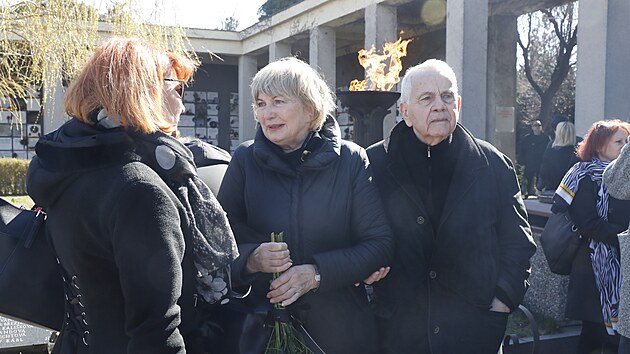 Na poslední rozloučení s Evou Zaoralovou dorazila i herečka Eliška Balzerová s manželem (21. března 2022).