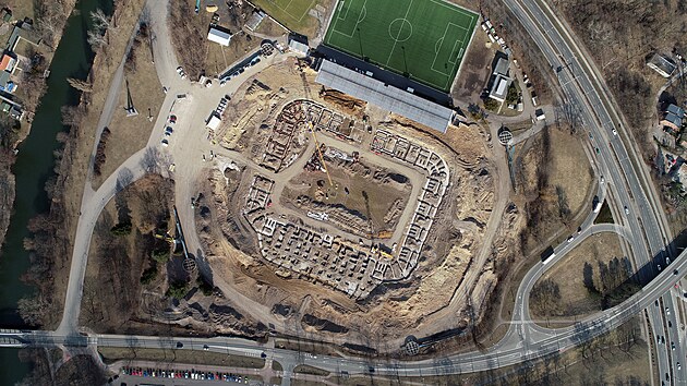 Stavba multifunknho fotbalovho stadionu v Hradci Krlov (bezen 2022)