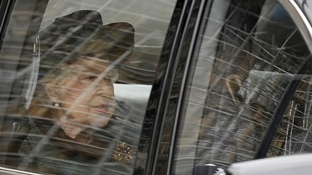 Krlovna Albta II. pi pjezdu do Westminsterskho opatstv na bohoslubu za zesnulho prince Philipa (Londn, 29. bezna 2022)