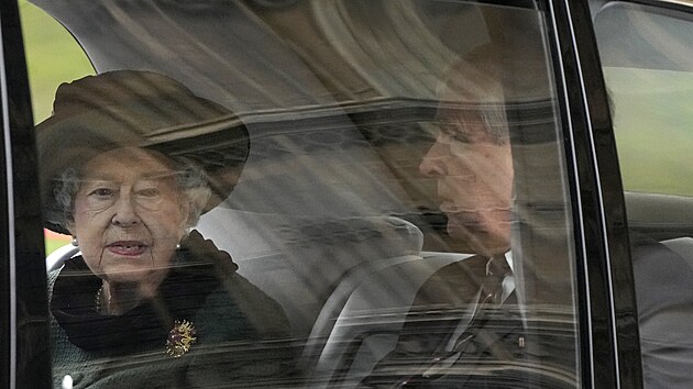 Krlovna Albta II. a princ Andrew pi pjezdu do Westminsterskho opatstv na bohoslubu za zesnulho prince Philipa (Londn, 29. bezna 2022)