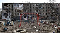 Obytný dm a dtské hit v Mariupolu po ruském útoku (20. bezna 2022)