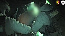 Policisté si došlápli na cizince, který okradl seniora a vyhrožoval mu zabitím Policisté si došlápli na cizince, který okradl seniora a vyhrožoval mu zabitím