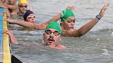 Momentka ze závodu dálkového plavání v Raicích