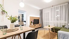 Obývací pokoj propojil s kuchyní širší průchod. Obývací pokoj propojil s kuchyní širší průchod.
