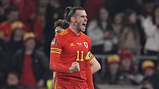 Velský kapitán Gareth Bale oslavuje svj pekrásný gól do sít Rakouska.