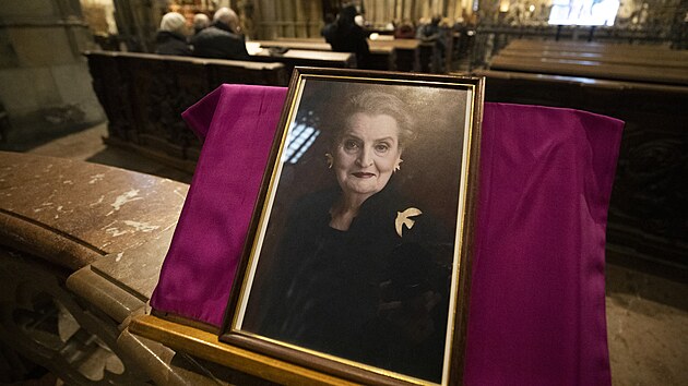 V Katedrle Sv. Vta probhla zdun me za bvalou ministryni zahrani USA s eskmi koeny Madeleine Albrightovou, kterou slouil kardinl Dominik Duka. (30. bezna 2022)