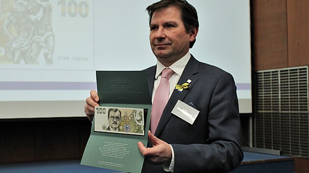 Česká národní banka vydala druhou pamětní bankovku, tentokrát na počest svého bývalého guvernéra a ministra financí Karla Engliše. Stokorunu drží Martin Bareš, rektor Masarykovy univerzity, u jejíhož zrodu Engliš stál.