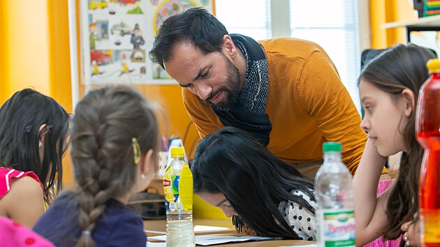 Operní pěvec a divadelník Miro Bartoš pomáhá učit zpívat děti na 16. základní škole v Plzni. (25. 3. 2022)