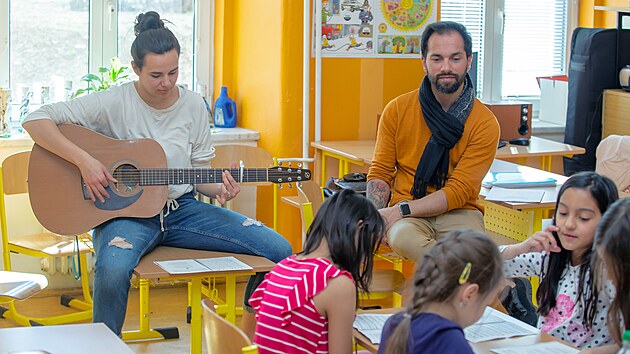 Operní pěvec a divadelník Miro Bartoš pomáhá učit zpívat děti na 16. základní škole v Plzni. (25. 3. 2022)