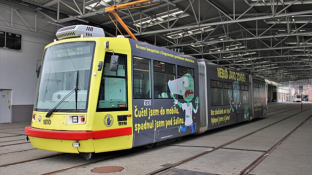 Tramvaj polepená netradičními motivy oživlých mrtvol, takzvaných zombie, varuje před nebezpečným chováním v městském provozu.