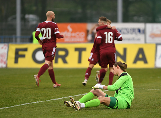 Zápas 2. fotbalové ligy mezi Ústím nad Labem  Spartou B. Sparané slaví gól.