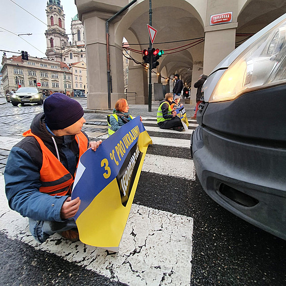 Klimatití aktivisté ji druhý týden v centru Prahy blokují dopravu. (8. dubna...