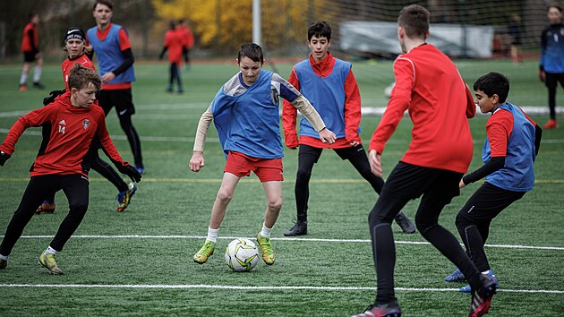 Tréninku hráčů FK Viktoria Žižkov se zúčastnily i ukrajinské děti. (5. dubna 2022)