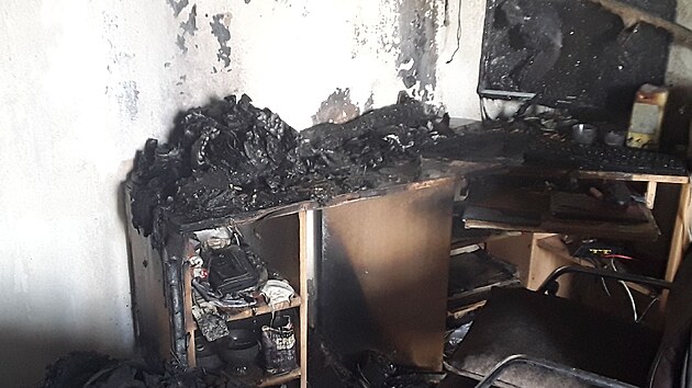 Kvůli požáru bytu se z panelového domu v Chomutově evakuovalo patnáct obyvatel. (9. dubna 2022)