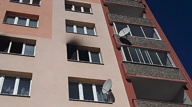 Kvůli požáru bytu se z panelového domu v Chomutově evakuovalo patnáct obyvatel. (9. dubna 2022)