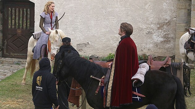 Tvrci pohdky Princezna zaklet v ase nateli na hrad Bouzov na Olomoucku. Ze znmch tv se ve filmu objevili teba Martin Psak a Natlia Germni.