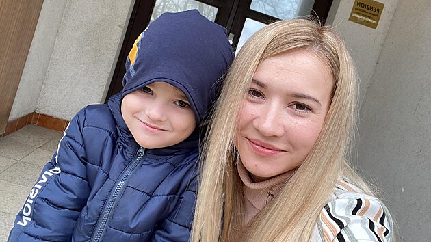 Anna Rybak se svým starším synem, čtyřletým Nazarem Anna Rybak se svým starším synem, čtyřletým Nazarem