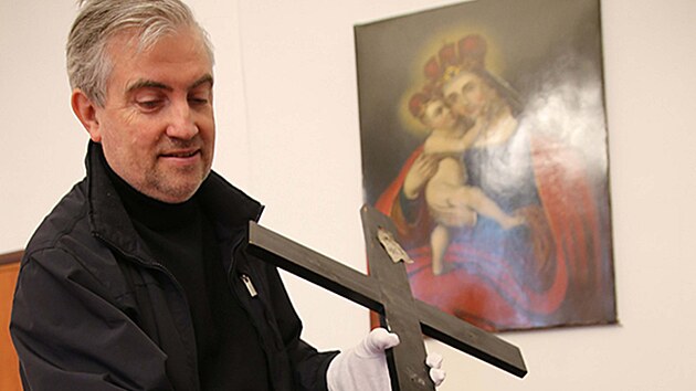 Vladim&iacute;r Kelnar s kř&iacute;žem z Lidic