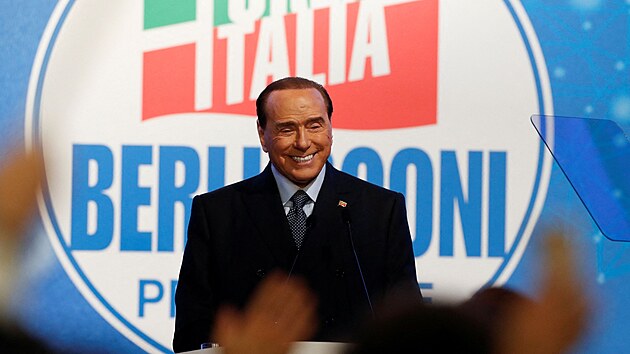 Bval italsk premir Silvio Berlusconi v m na snmu sv strany Vzhru Itlie (9. dubna 2022)