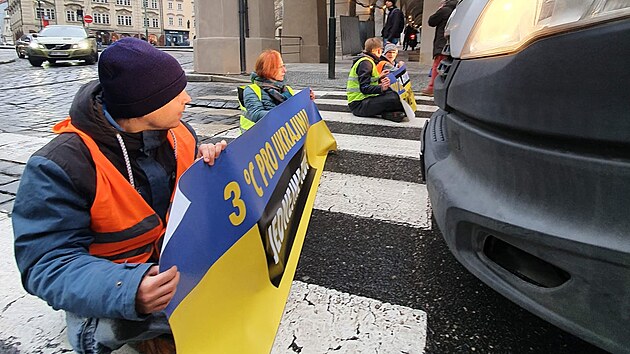 Klimatit aktivist ji druh tden v centru Prahy blokuj dopravu. (8. dubna 2022)