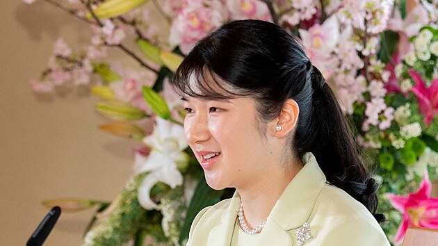 Japonsk princezna Aiko na sv prvn tiskov konferenci coby nov dospl lenka csask rodiny (Tokio, 17. bezna 2022)