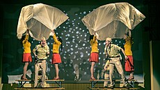 Scéna z inscenace Kdyby tisíc klarinetů v podání Západočeského divadla v Chebu... Scéna z inscenace Kdyby tisíc klarinetů v podání Západočeského divadla v Chebu...