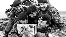 Ne, tito pánové obětí feromonové bomby nejsou. Skupinu britských vojáků... Ne, tito pánové obětí feromonové bomby nejsou. Skupinu britských vojáků...