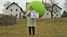 Starostka Vražného Gabriela Grzegorzová před obřím hrachem – připomínkou... Starostka Vražného Gabriela Grzegorzová před obřím hrachem – připomínkou...