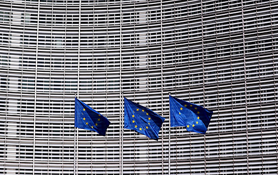 Vlajky EU ped budovou Evropské komise v Bruselu (ilustraní snímek)