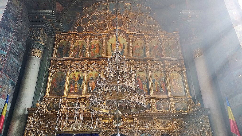 Interiérem kláterního kostela Frumoasa prostupuje mystické svtlo.