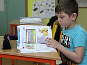 Dvojjazyčnou výuku školáci v bilingvních třídách zvládají. Dvojjazyčnou výuku školáci v bilingvních třídách zvládají.