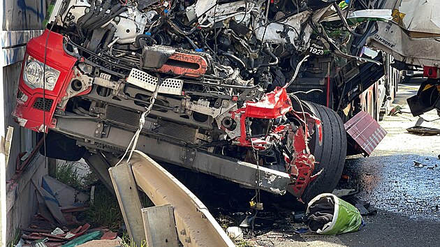 Na dálnici D1 u pražského Opatova bourali dva kamiony. (13. dubna 2022)