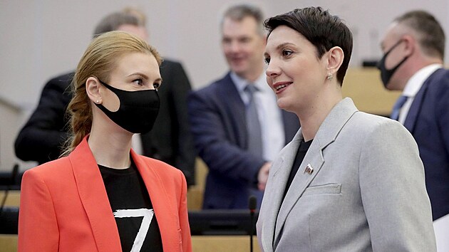 Rusk poslankyn Marija Butinov a anna Rjabcevov na zasedn Sttn dumy (4. bezna 2022)