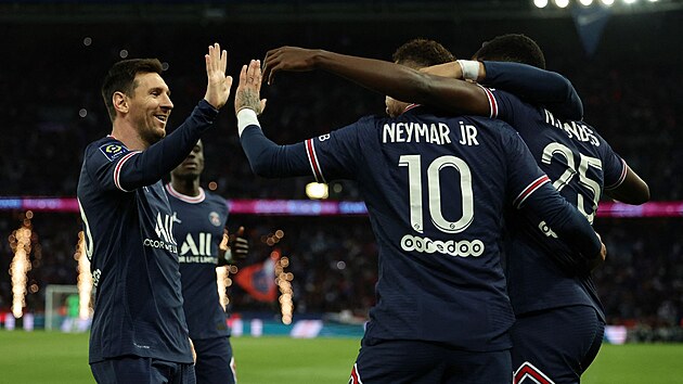 Lionel Messi (vlevo) gratuluje kolegovi z Paris Saint-Germain Neymarovi k vstn prvnho glu utkn proti Olympique Marseille