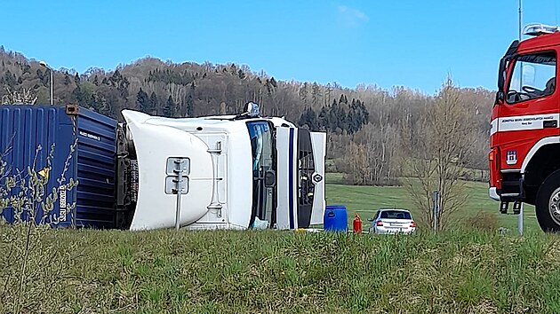 Kamion skončil na boku a zatarasil jeden jízdní pruh.
