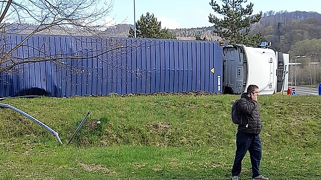Kamion skončil na boku a zatarasil jeden jízdní pruh.