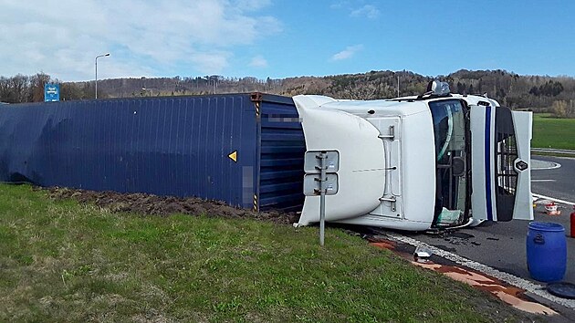 Kamion skončil na boku a zatarasil jeden jízdní pruh.