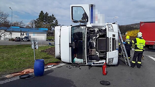 Kamion skončil na boku a zatarasil jeden jízdní pruh.