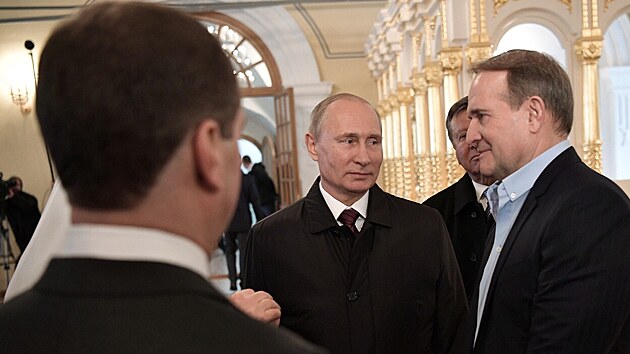 Viktor Medveduk (vpravo) s ruskm prezidentem Vladimirem Putinem (15. listopadu 2017)