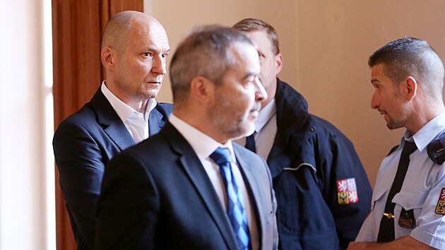 U Krajskho soudu v Brn v pondl 11. dubna 2022 pokraovalo len v kauze Stoka. Na snmku hlavn obvinn Ji vachula (vlevo).