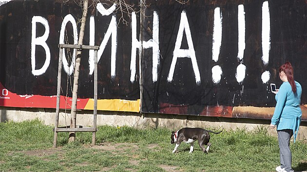 V Praze se na nkolika mstech objevily pemalovan protivlen billboardy s npisem Vlka v azbuce. (11 dubna 2022)