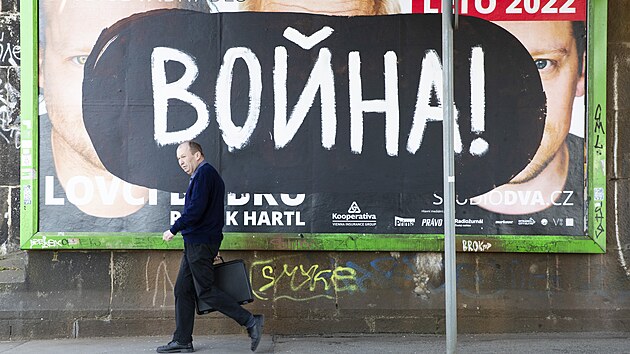V Praze se na nkolika mstech objevily pemalovan protivlen billboardy s npisem Vlka v azbuce. (11 dubna 2022)