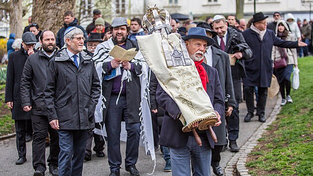 Po dlouholeté rekonstrukci se otevřela Velká synagoga v Plzni. Slavnostnímu otevření předcházel průvod historickým centrem města s tórou. (10. 4. 2022)