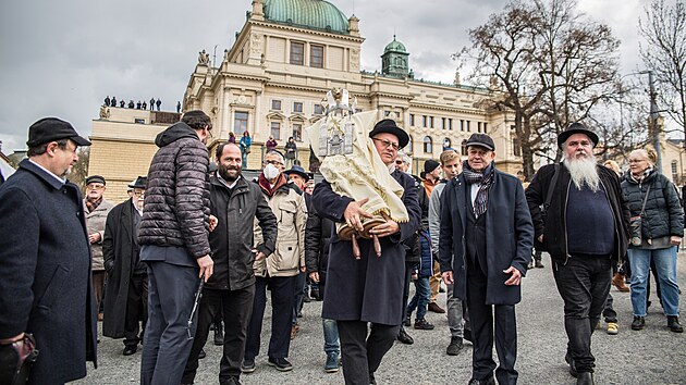 Po dlouholeté rekonstrukci se otevřela Velká synagoga v Plzni. Slavnostnímu otevření předcházel průvod historickým centrem města s tórou. (10. 4. 2022)