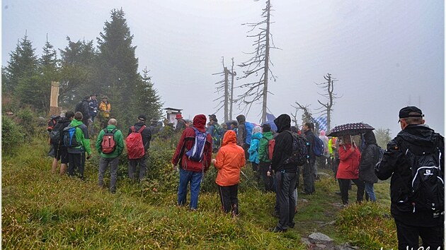 Z vrcholu Svaroh na Šumavě někdo ukradl dřevěný trůn věnovaný Králi zmizelé Šumavy Emilu Kintzlovi. Snímek je z roku 2019.