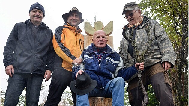 Z vrcholu Svaroh na Šumavě někdo ukradl dřevěný trůn věnovaný Králi zmizelé Šumavy Emilu Kintzlovi (sedící). Snímek je z roku 2019.